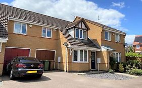 Charming Home In Wellingborough